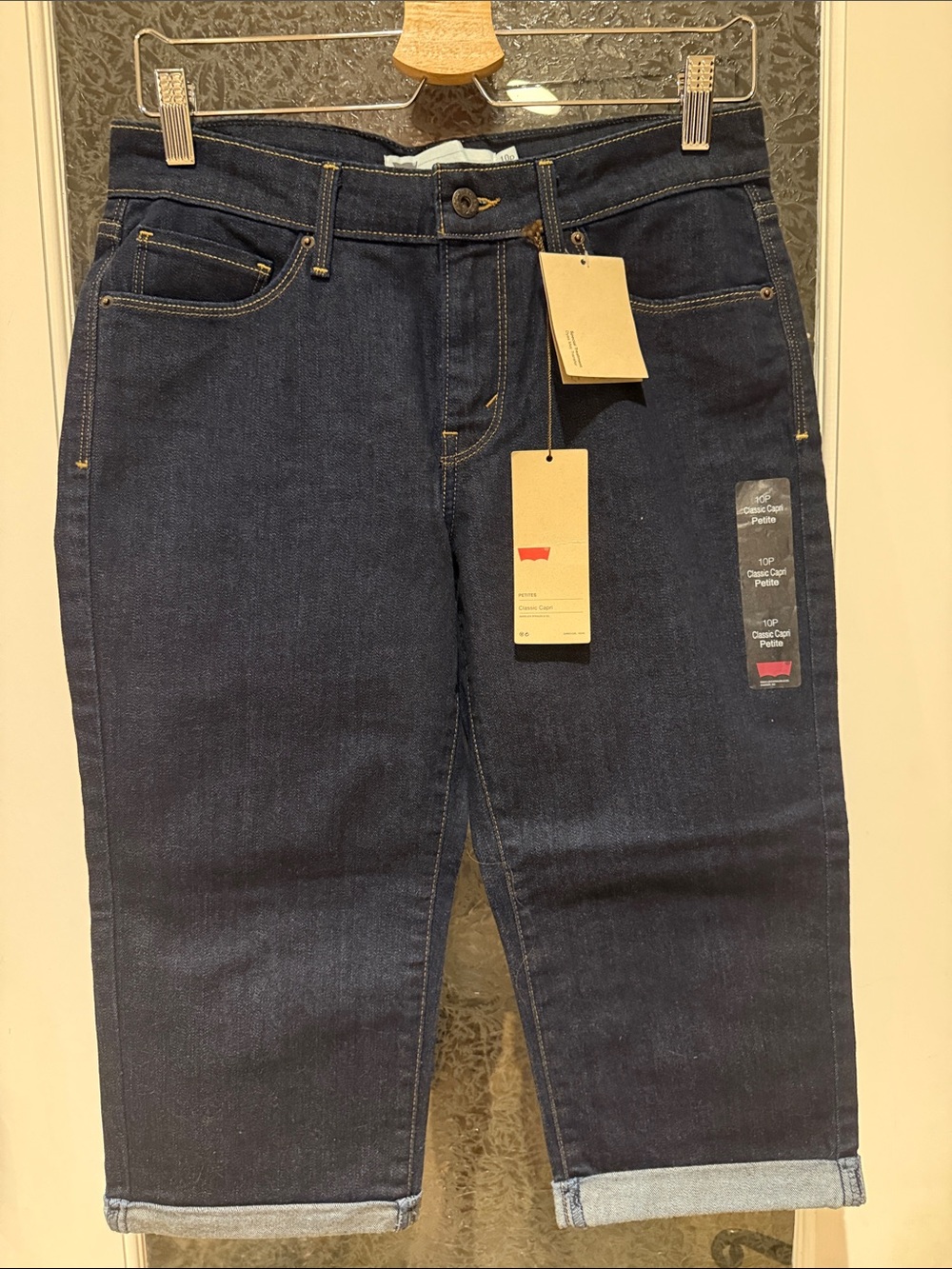 Levi’s petite women’s size 10P Classic Capri in Dark Blue